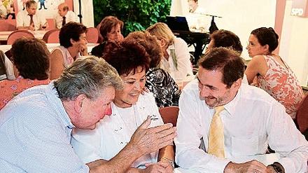 Angeregtes Gespräch: Matthias Platzeck im Meinungsaustausch mit Udo Müller (l.) und Rosemarie Jordan vom Zweiradmuseum Werder.