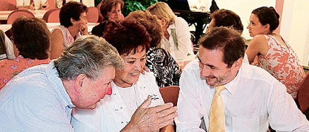 Angeregtes Gespräch: Matthias Platzeck im Meinungsaustausch mit Udo Müller (l.) und Rosemarie Jordan vom Zweiradmuseum Werder.