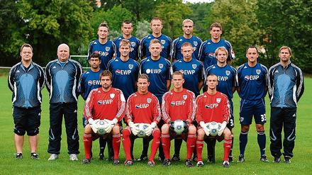 Die neue Nulldrei-Reserve. Zum Brandenburgliga-Team SVB II gehören nun (oben v. l.) Fabian Musial, Patrick Habler, Alexander Ost, Falko König und Ricardo Brademann, (Mitte v. l.) Betreuer Andreas Kosian, Trainer Thomas Leek, David Yi, Sascha Herbst, Franko Göbel, Jan Kutics, Elias Pflaumbaum, Thomas Förster und Co-Trainer Sven Moritz sowie (vorn v. l.) Sebastian Rauch, Philip Idler, Philipp Lau und Falko Lenz.
