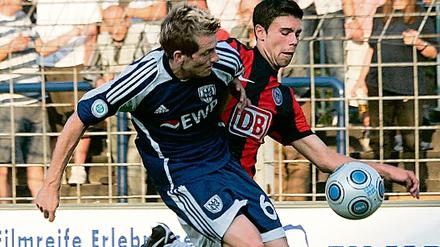 Wieder dabei. Anton Müller (links)  hier im Duell mit Terrence Boyd von Hertha BSC II  kann morgen in Chemnitz für Babelsberg 03 spielen.