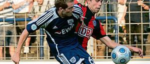 Wieder dabei. Anton Müller (links)  hier im Duell mit Terrence Boyd von Hertha BSC II  kann morgen in Chemnitz für Babelsberg 03 spielen.