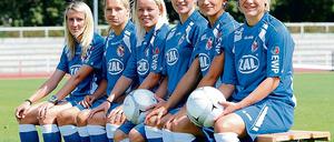 Bereit für die EM. Turbine Potsdams Nationalspielerinnen Anja Mittag, Babett Peter, Leni Larsen Kaurin, Bianca Schmidt, Fatmire Bajramaj und Jennifer Zietz (von links) beim Fototermin im heimischen Luftschiffhafen.