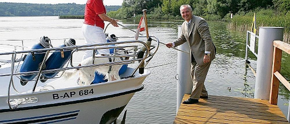Der Chef des Inselhotels, Burkhard Scholz, ließ es sich gestern nicht nehmen, die ersten Gäste an der neuen Steganlage  eine Familie aus Berlin-Kladow  persönlich zu begrüßen.