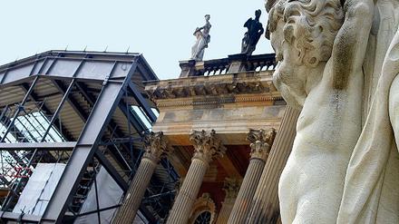 Später als angestrebt werden die Gerüste an den Kolonnaden gegenüber dem Neuen Palais fallen. Bis zum 300. Geburtstag Friedrichs des Großen im Januar 2012 kann nur der Mittelteil des Natursteinbauwerks fertig gestellt werden.