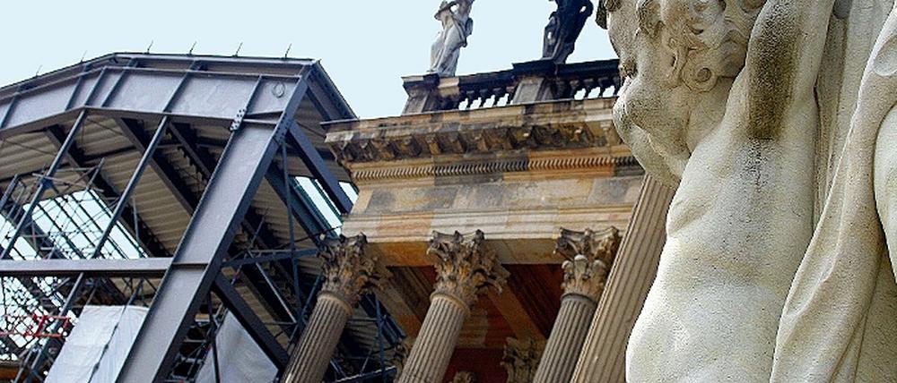 Später als angestrebt werden die Gerüste an den Kolonnaden gegenüber dem Neuen Palais fallen. Bis zum 300. Geburtstag Friedrichs des Großen im Januar 2012 kann nur der Mittelteil des Natursteinbauwerks fertig gestellt werden.