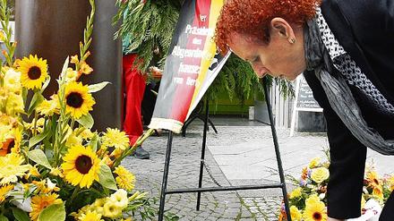 Gisela Geue, Schwester des erschossenen Peter Fechter, legt am Fechter-Mahnmal Blumen nieder.
