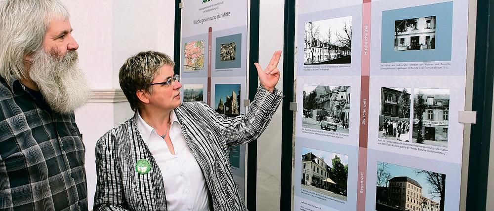 Das waren Zeiten: Eva Riks vom Pfingstberg-Verein gestern im Gespräch über die Ausstellung Zeitensprung mit Hans Göbel, Vorsitzender des Vereins zur Pflege niederländischer Kultur in Potsdam.