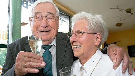 Rosa und Hans Peuten trinken auf ihre Diamantene Hochzeit.