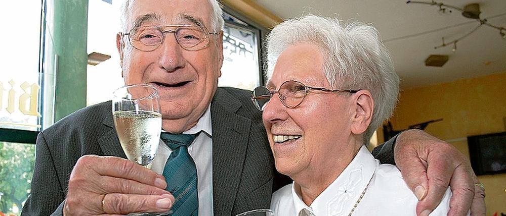 Rosa und Hans Peuten trinken auf ihre Diamantene Hochzeit.