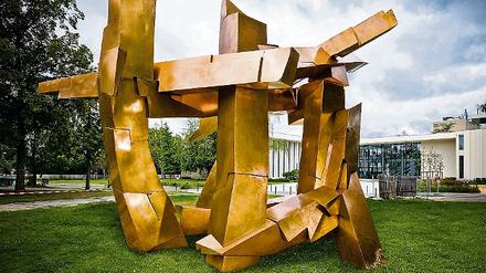 Perspektiven heißt diese Skulptur von Volker Bartsch, die 2007 vor dem Henry-Ford-Bau in Dahlem enthüllt wurde. Die Freie Universität erinnert damit an zehn Gründungsstudenten, die Anfang der 50er Jahre wegen angeblicher Spionage in Russland erschossen wurden.