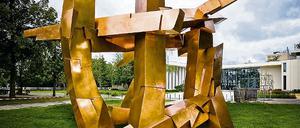 Perspektiven heißt diese Skulptur von Volker Bartsch, die 2007 vor dem Henry-Ford-Bau in Dahlem enthüllt wurde. Die Freie Universität erinnert damit an zehn Gründungsstudenten, die Anfang der 50er Jahre wegen angeblicher Spionage in Russland erschossen wurden.