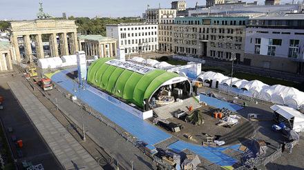Blau machen. Das Kulturstadion vorm Brandenburger Tor präsentiert sich in Olympiastadion-Couleur. Noch wird gehämmert, Freitag geht es auf der Bühne los.