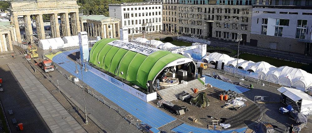 Blau machen. Das Kulturstadion vorm Brandenburger Tor präsentiert sich in Olympiastadion-Couleur. Noch wird gehämmert, Freitag geht es auf der Bühne los.