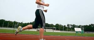 Vielseitig. Claudia Hoffmann vom SC Potsdam  hier beim Training im heimischen Luftschiffhafen  ist zwar in diesem Jahr auf die 800 Meter umgestiegen, trotzdem weiter eine der besten 400-Meter-Läuferinnen. Deshalb zählt sie nun zur WM-Staffel.