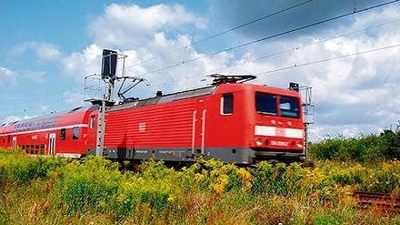 Vier mal pro Stunde fährt der RE 1 dicht an Kemnitz vorbei.