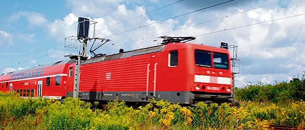 Vier mal pro Stunde fährt der RE 1 dicht an Kemnitz vorbei.