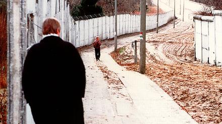 Verbotenes Land. 1990 war der Todesstreifen am Böttcherberg wieder zugänglich. Kleine Bilder: Ein Schweizerhaus. Michael Zajonz als Kind beim Spiel vor der Mauer. Und die Karte des Sperrgebiets Klein-Glienicke 1977.