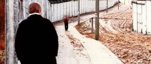 Verbotenes Land. 1990 war der Todesstreifen am Böttcherberg wieder zugänglich. Kleine Bilder: Ein Schweizerhaus. Michael Zajonz als Kind beim Spiel vor der Mauer. Und die Karte des Sperrgebiets Klein-Glienicke 1977.