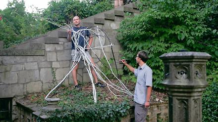 Zeitlose Vögel. Mathias Melchert (l.) und Conrad Panzner mit Skulptur.