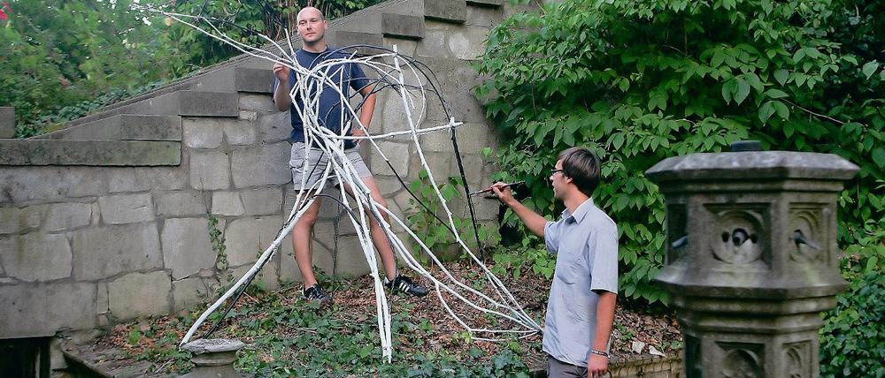 Zeitlose Vögel. Mathias Melchert (l.) und Conrad Panzner mit Skulptur.