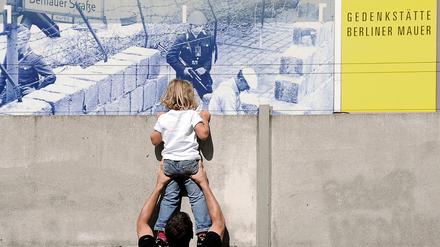 Neue Perspektiven. Früher war der Blick über die Mauer lebensgefährlich, heute dagegen, wie hier an der Gedenkstätte Bernauer Straße, ist es ein Kinderspiel.