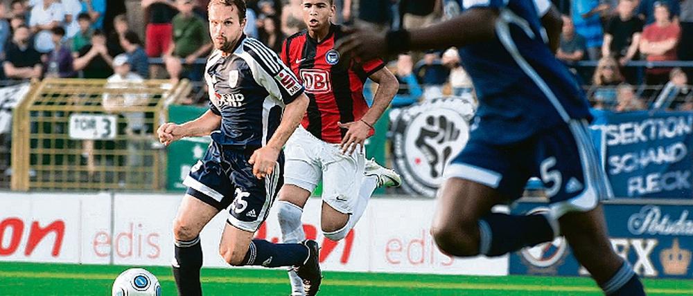 Chance vertan. Auch Almedin Civa (links) blieb glücklos und traf selbst nach einem Dojahn-Freistoß nicht das Hertha-Tor. Die Nulldreier vergaben somit zwei wichtige Punkte im Kampf um den Aufstieg.