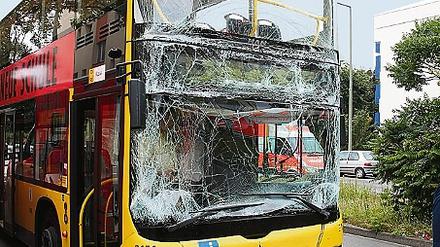 Nach der Schrecksekunde. Die gesamte Glasfront des Doppeldeckers ist zersplittert, das Blech verbeult.