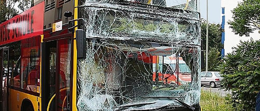 Nach der Schrecksekunde. Die gesamte Glasfront des Doppeldeckers ist zersplittert, das Blech verbeult.