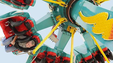 Ermittlungen eingeleitet. Das Fahrgerät Stargate war am Samstag auf einem Volksfest in Berlin plötzlich zum Stehen gekommen, 14 Menschen hingen kopfüber in 15 Metern Höhe und konnten erst nach etwa 45 Minuten gerettet werden.