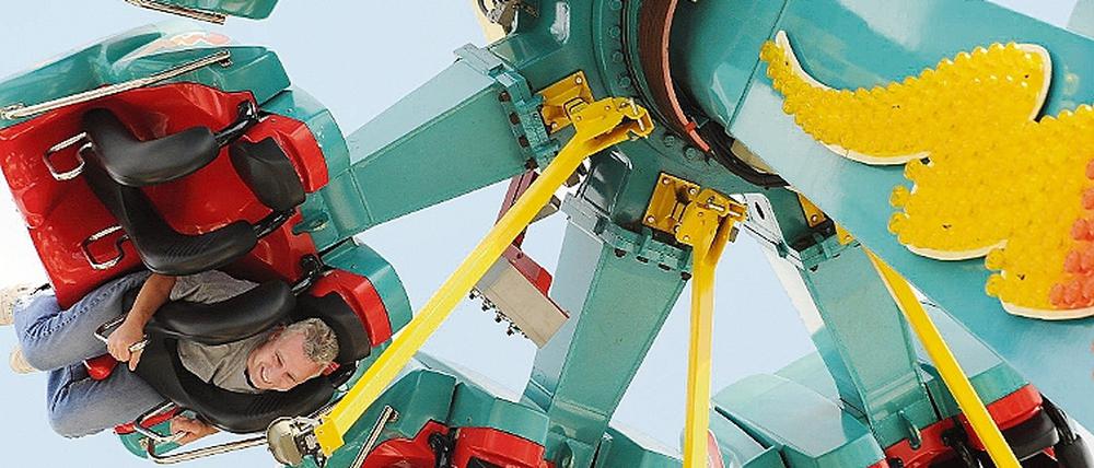 Ermittlungen eingeleitet. Das Fahrgerät Stargate war am Samstag auf einem Volksfest in Berlin plötzlich zum Stehen gekommen, 14 Menschen hingen kopfüber in 15 Metern Höhe und konnten erst nach etwa 45 Minuten gerettet werden.