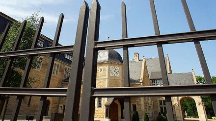 Der Zaun bleibt zu: Auch zum 100. Geburtstag des Kaiserbahnhofs bekommt ohn die Öffentlichkeit nur von außen zu Gesicht.