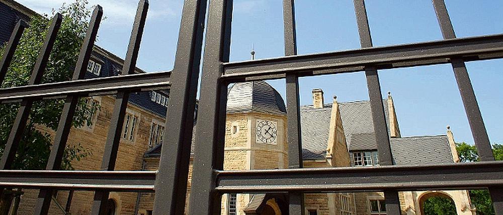 Der Zaun bleibt zu: Auch zum 100. Geburtstag des Kaiserbahnhofs bekommt ohn die Öffentlichkeit nur von außen zu Gesicht.