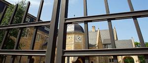 Der Zaun bleibt zu: Auch zum 100. Geburtstag des Kaiserbahnhofs bekommt ohn die Öffentlichkeit nur von außen zu Gesicht.