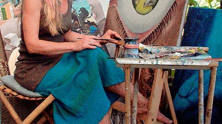 Sandra Dahlmann bei der Arbeit in ihrem Glindower Atelier.