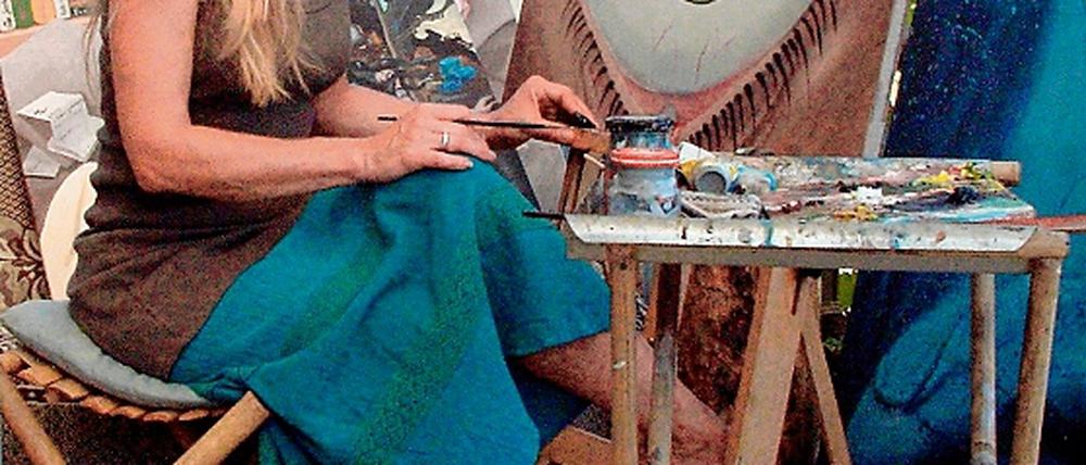Sandra Dahlmann bei der Arbeit in ihrem Glindower Atelier.
