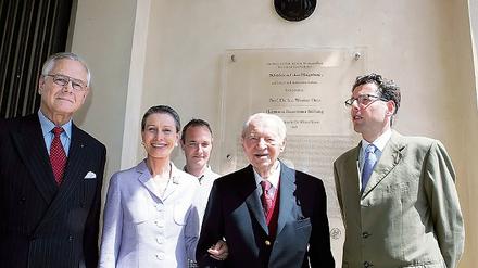 Besuch in Potsdam: 2007 enthüllte Werner Otto (2.v.r.) mit seiner Frau Maren (2.v.l.) ein Gedenkmedaillon der EU-Denkmalschutzvereinigung Europa Nostra im Beisein des deutschen Repräsentanten Klaus von Heimendahl (l.), des Schlösserstiftung-Chefs Hartmut Dorgerloh (r.) und des Pfingstberg-Vereinschefs Ulrich Koltzer. Archiv-