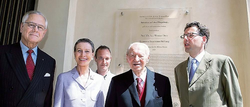 Besuch in Potsdam: 2007 enthüllte Werner Otto (2.v.r.) mit seiner Frau Maren (2.v.l.) ein Gedenkmedaillon der EU-Denkmalschutzvereinigung Europa Nostra im Beisein des deutschen Repräsentanten Klaus von Heimendahl (l.), des Schlösserstiftung-Chefs Hartmut Dorgerloh (r.) und des Pfingstberg-Vereinschefs Ulrich Koltzer. Archiv-