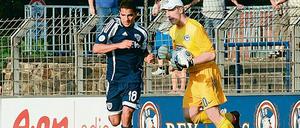 Nur zweiter Sieger. Auch in dieser Szene ist Herthas Schlussmann Christopher Gäng vor Babelsbergs neuem Stürmer Erkan Kilicaslan (links) am Ball.