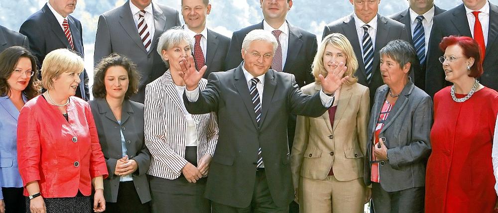 Kompetent. Dass SPD-Kanzlerkandidat Steinmeier (M.) in sein in Potsdam vorgestelltes Kompetenzteam auch den brandenburgischen Agrarier und Bauernlobbyisten Folgart (hintere Reihe 2.v.r.) holte, ging bundesweit bisher unter. Jetzt hagelt es Kritik.