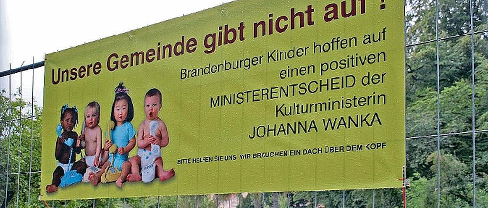 Plakat des Anstoßes. Den erregt es zumindest bei den Anwohnern der Alexandrowka. Die Russisch-orthodoxe Gemeinde will mit dem Banner am Zaun des Friedhofs das Land dazu bewegen, dem Bau eines neuen Gemeindezentrums am Fuße des Kapellenbergs zuzustimmen.