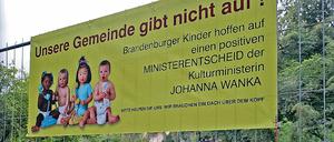 Plakat des Anstoßes. Den erregt es zumindest bei den Anwohnern der Alexandrowka. Die Russisch-orthodoxe Gemeinde will mit dem Banner am Zaun des Friedhofs das Land dazu bewegen, dem Bau eines neuen Gemeindezentrums am Fuße des Kapellenbergs zuzustimmen.