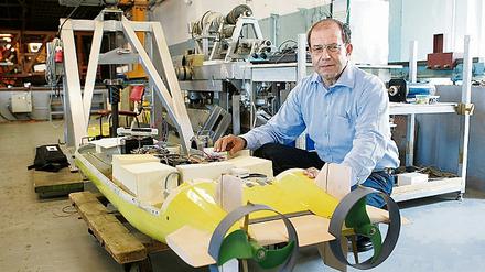Der Prototyp für ein Unterwasser-Auto entsteht derzeit in der Schiffbau-Versuchsanstalt (SVA). Chef Manfred Mehmel erklärte gestern, wie er eine Million Euro Fördermittel investieren will. Die SVA ist eine von bundesweit drei derartigen Einrichtungen.