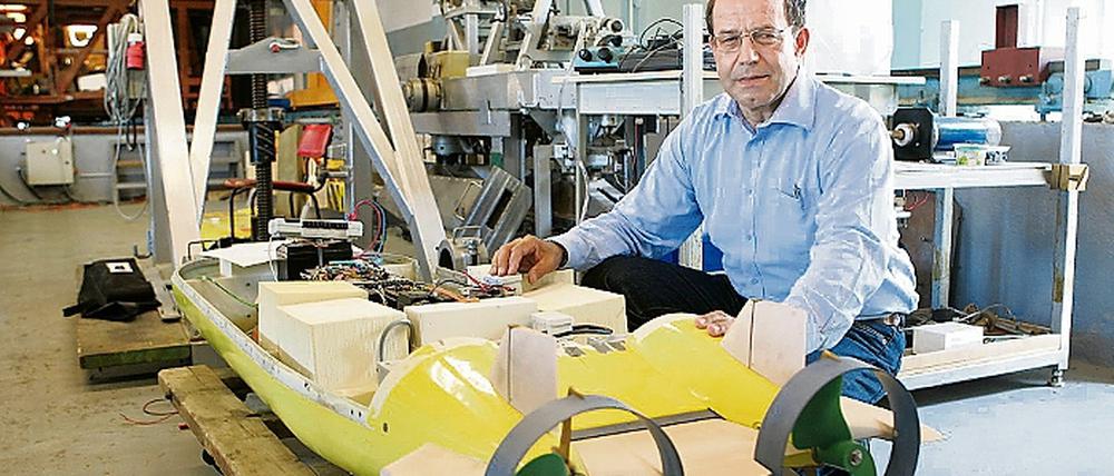 Der Prototyp für ein Unterwasser-Auto entsteht derzeit in der Schiffbau-Versuchsanstalt (SVA). Chef Manfred Mehmel erklärte gestern, wie er eine Million Euro Fördermittel investieren will. Die SVA ist eine von bundesweit drei derartigen Einrichtungen.