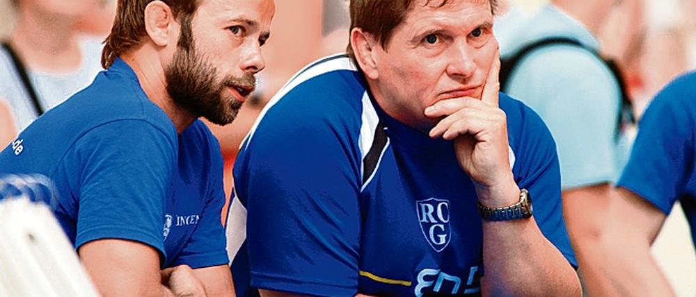 Potsdamer Trainergespann. Olaf Bock (links) und Roland Gehrke zeigten sich mit den Leistungen ihrer Schützlinge sehr zufrieden, zumal der Wettkampf aus dem vollen Training heraus bestritten wurde.