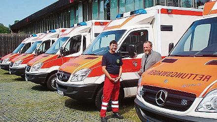 Fünf neue Sprinter hat Landrat Wolfgang Blasig (r.) an die Rettungsdienste übergeben. Rettungsassistent Frank Simchen nahm das Fahrzeug für Werder entgegen.
