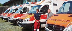 Fünf neue Sprinter hat Landrat Wolfgang Blasig (r.) an die Rettungsdienste übergeben. Rettungsassistent Frank Simchen nahm das Fahrzeug für Werder entgegen.