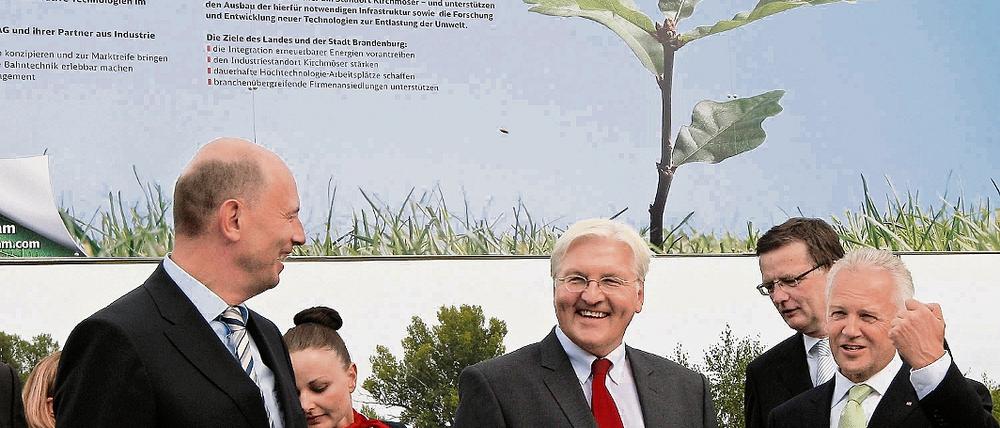 Startsignal. Frank-Walter Steinmeier (M.), Rüdiger Grube (r.), und Wolfgang Tiefensee (l.) bei der Vorstellung des Projekts zur Errichtung eines Kompetenzzentrums für umweltfreundliche Bahntechnologien im Industriegebiet Kirchmöser in Brandenburg/Havel.