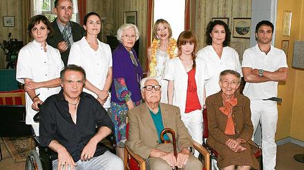 Die Belegschaft im Haus Abendroth: Barbara Auer (3. v.l.) und Josefine Preuß (3. v.r.) spielen Pflegerinnen in Deutschlands letztem staatlichen Seniorenzentrum. Die Bewohner sind Fernsehlegenden wie Friedrich Schoenfelder (sitzend, Mitte).