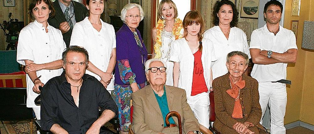 Die Belegschaft im Haus Abendroth: Barbara Auer (3. v.l.) und Josefine Preuß (3. v.r.) spielen Pflegerinnen in Deutschlands letztem staatlichen Seniorenzentrum. Die Bewohner sind Fernsehlegenden wie Friedrich Schoenfelder (sitzend, Mitte).