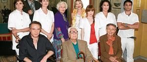 Die Belegschaft im Haus Abendroth: Barbara Auer (3. v.l.) und Josefine Preuß (3. v.r.) spielen Pflegerinnen in Deutschlands letztem staatlichen Seniorenzentrum. Die Bewohner sind Fernsehlegenden wie Friedrich Schoenfelder (sitzend, Mitte).